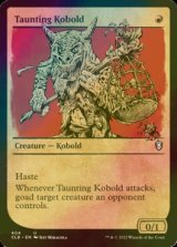 [FOIL] 嘲るコボルド/Taunting Kobold (ショーケース版) 【英語版】 [CLB-赤U]