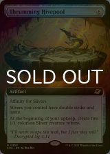 [FOIL] かき鳴らす巣槽/Thrumming Hivepool (拡張アート版) 【英語版】 [EOE-灰R]*詳細要確認